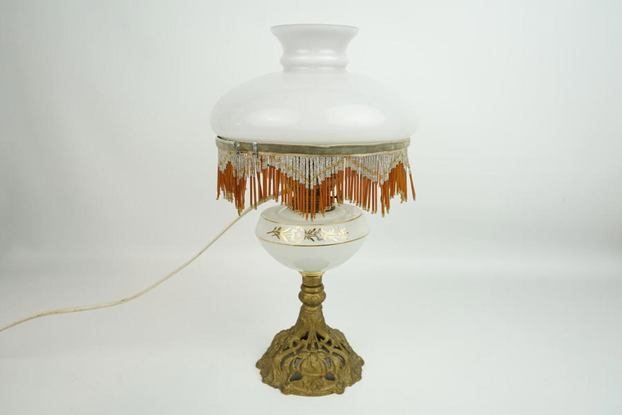 Bordslampa med fransar, mässing/glas, 1900-talets första hälft.