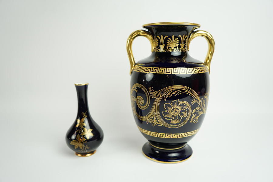 Vas och hänkelvas, kobolt, porslin, bl.a Bavaria.