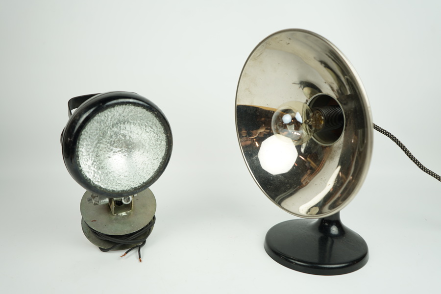 Bordslampa och strålkastare, metall/plast, 1900-tal.