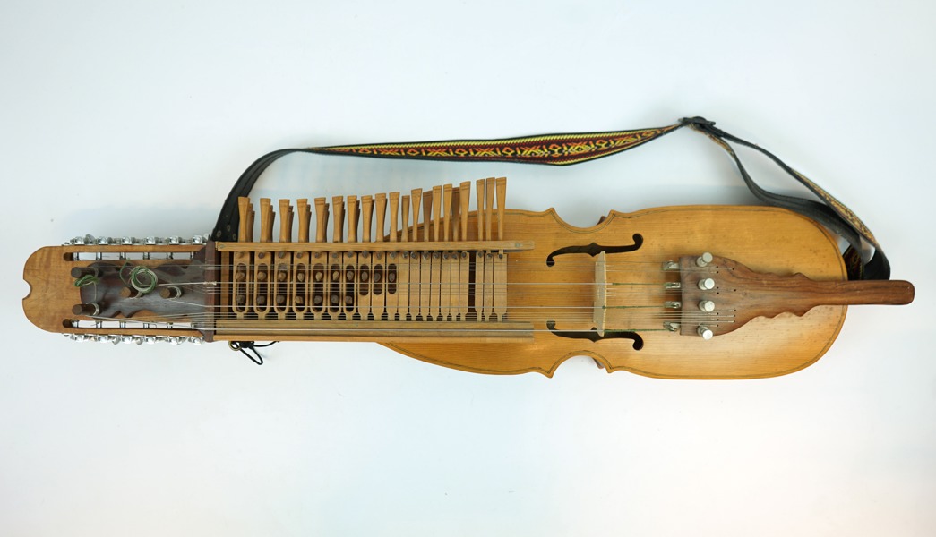 Nyckelharpa, trä, 1980.