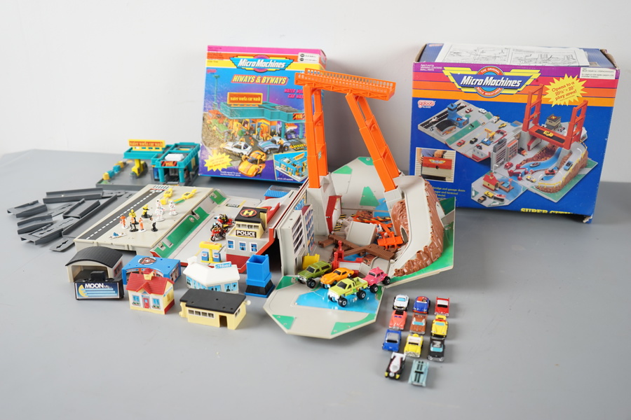 Micro Machines, 2 set, samt bilar, plast, 1900-talets senare del.