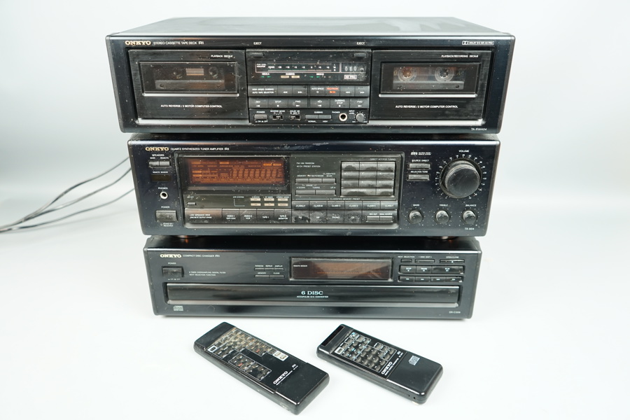 Onkyo, stereo, kassett/radio/förstärkare/CD, två fjärrkontroller.