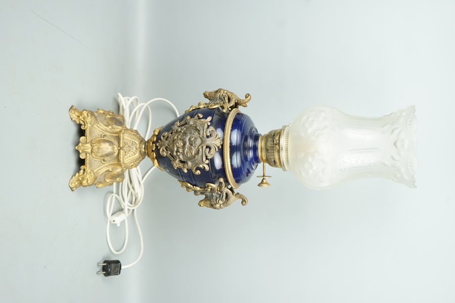 Bordsfotogenlampa, elektrifierad, mässing, glas och porslin, 1900-tal.