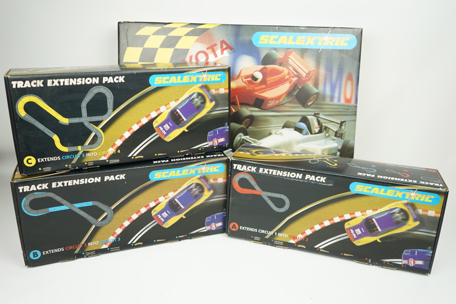 Bilbana, Scalextric, med extra bandelar.