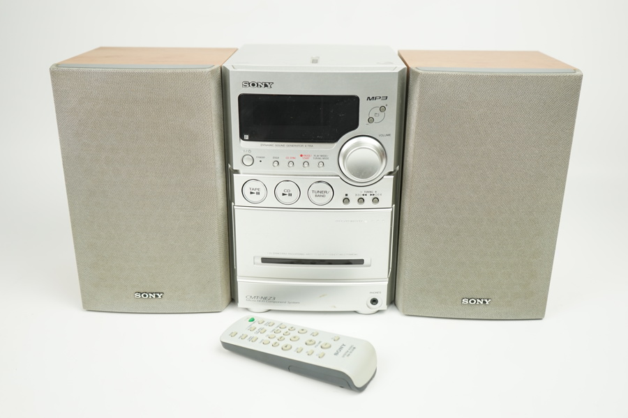 Sony CMT-NEZ3, stereoanläggning, kassett/cd/radio, med fjärrkontroll.