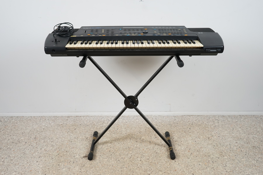 Keyboard, Roland E-86, med stativ.