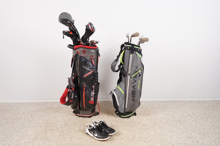 Golfbagar, 2 st, golfklubbor, 13 st, samt ett par golfskor, Nike.