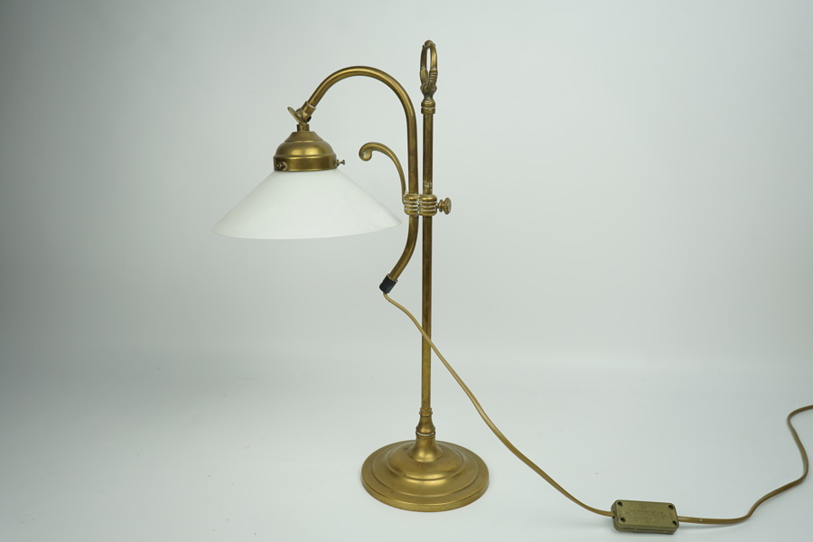 Bordslampa, glas/mässing, ställbar skärm, Jugendstil, 1900-tal.