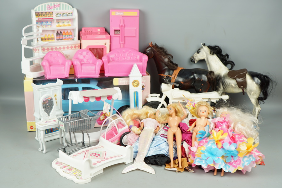 BARBIE, ett parti, 4 dockor, bil m.m, bl.a Mattel.