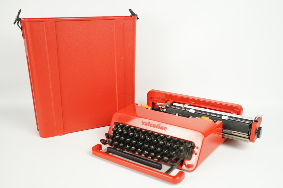 Reseskrivmaskin, "Valentine", Ettore Sottsass, Olivetti, med fodral.