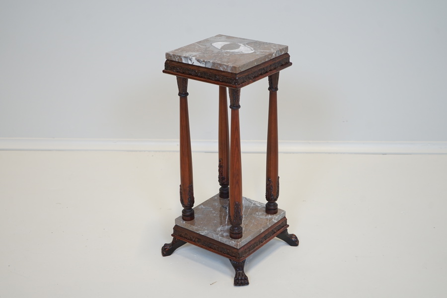 Piedestal, betsad trä/sten, 1900-tal.