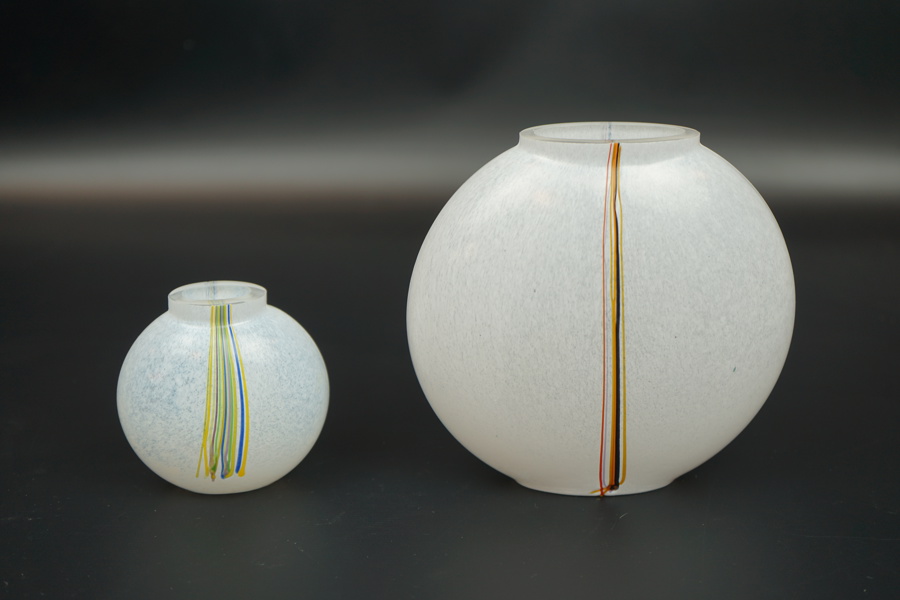 Bertil Vallien, "Rainbow", vaser, 2 st, glas, Kosta Boda, signerade.
