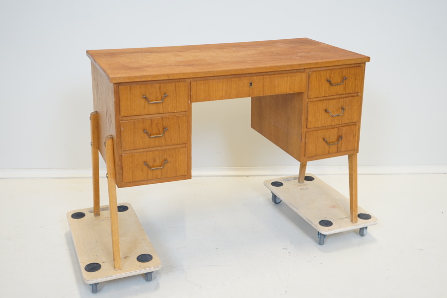 Skrivbord, 7 lådor, teak, 1950/60-tal. 