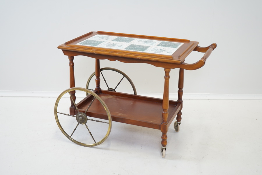 Serveringsvagn med bricka, trä/kakel, 1900-talets andra hälft.