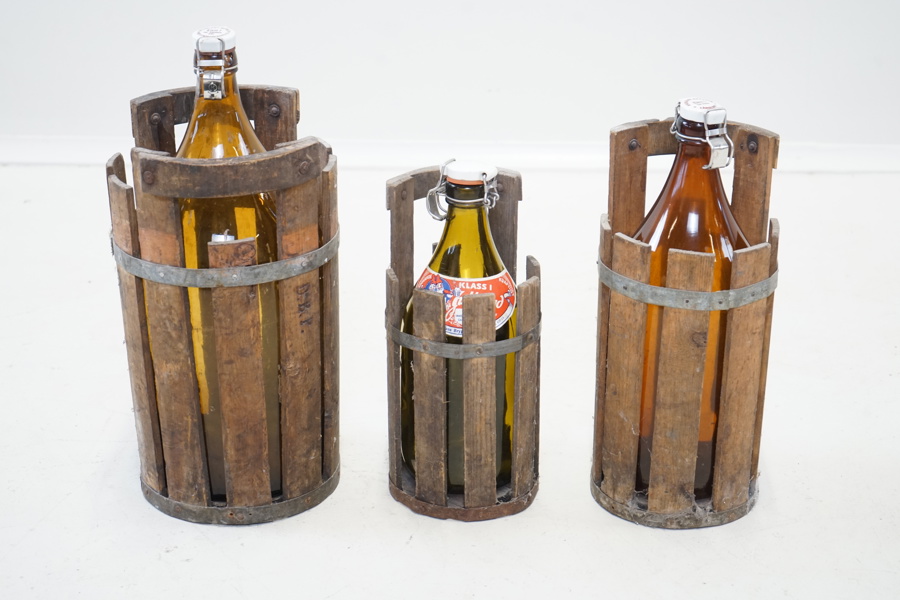 Flaskor i träställning, 3 delar, glas/trä, bl.a Bryggeriet Munken, Midsommarkransen.