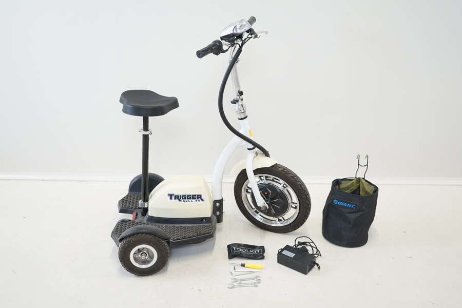 "Trigger", trehjulig elscooter, med tillbehör och laddare.