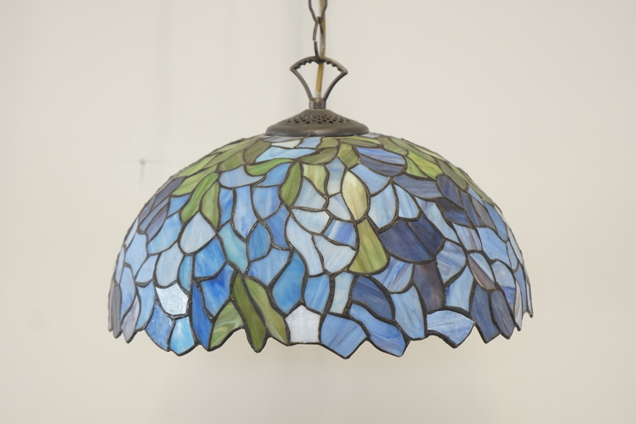 Taklampa, Tiffanystil, 2 ljuspunkter, glas/metall, Globen AB, samtida.
