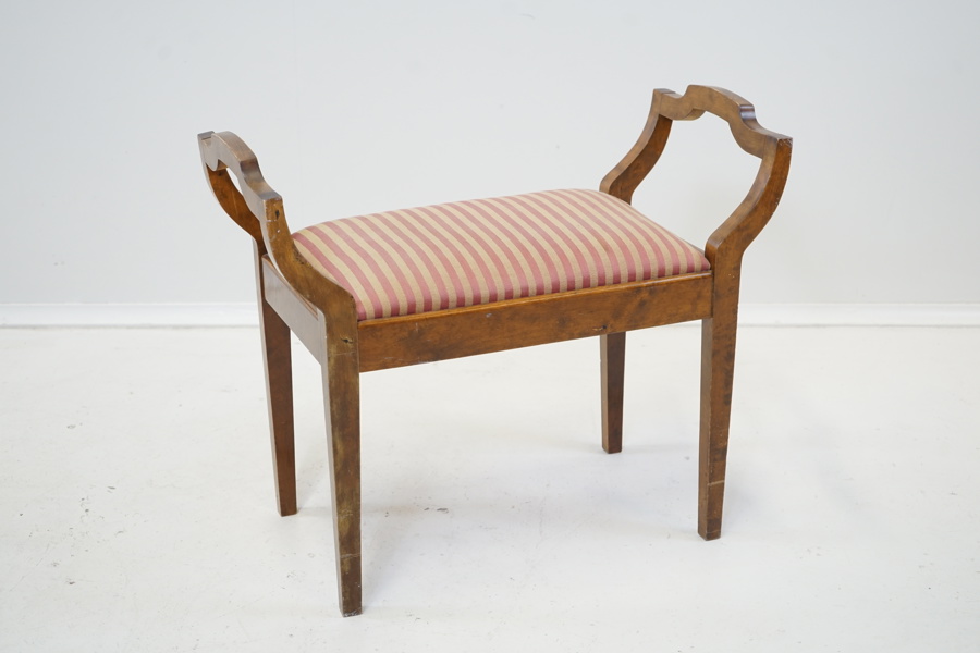 Pianopall, betsad björk/textil, 1900-tal.
