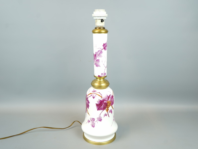 Bordslampa, porslin, mässingsdetaljer.