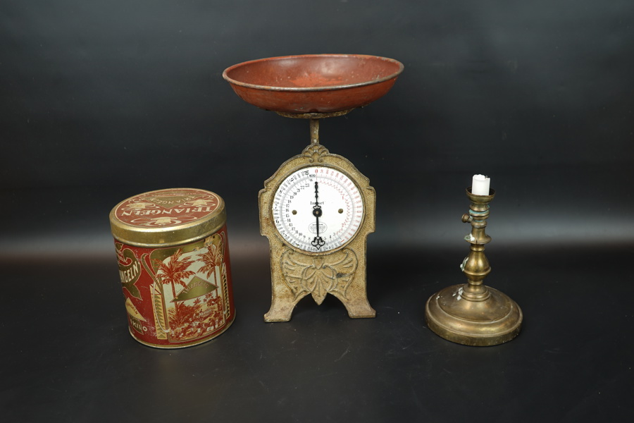 Våg, plåtburk och ljusstake, bl. a. mässing.