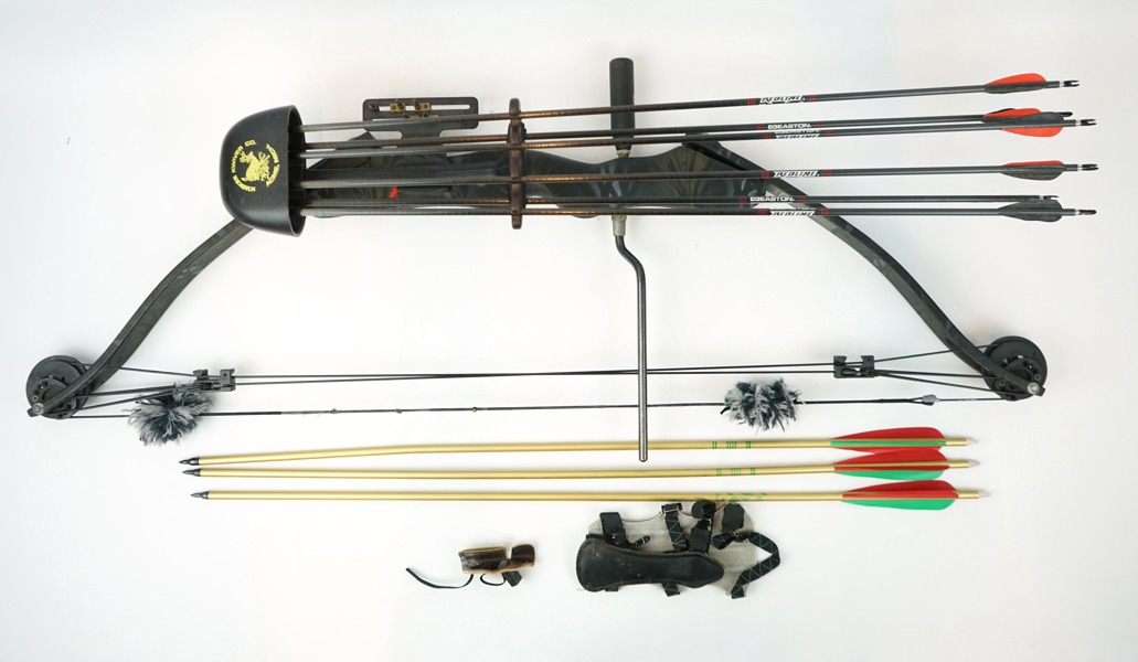 Compound båge med pilar, fingerskydd och armskydd, Browning Timberwolf TBFIB.