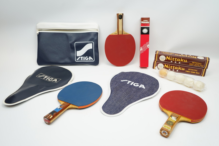 Stiga, pingisracketar med fodral, 3 st, samt pingisbollar.