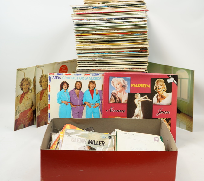 Singlar och vinylskivor, ett parti, bl.a Abba.