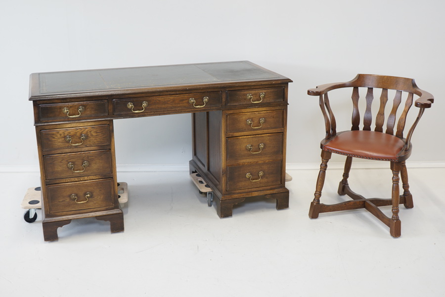 Skrivbord, 8 lådor samt stol, ek/skinn, England,1900-tal.