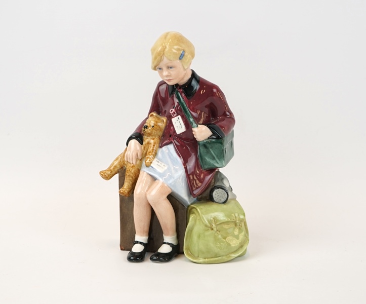 Adrian Hughes, figurin, porslin, ''The Girl Evacuee'', nr. 6278/9500, Royal Doulton, England.
