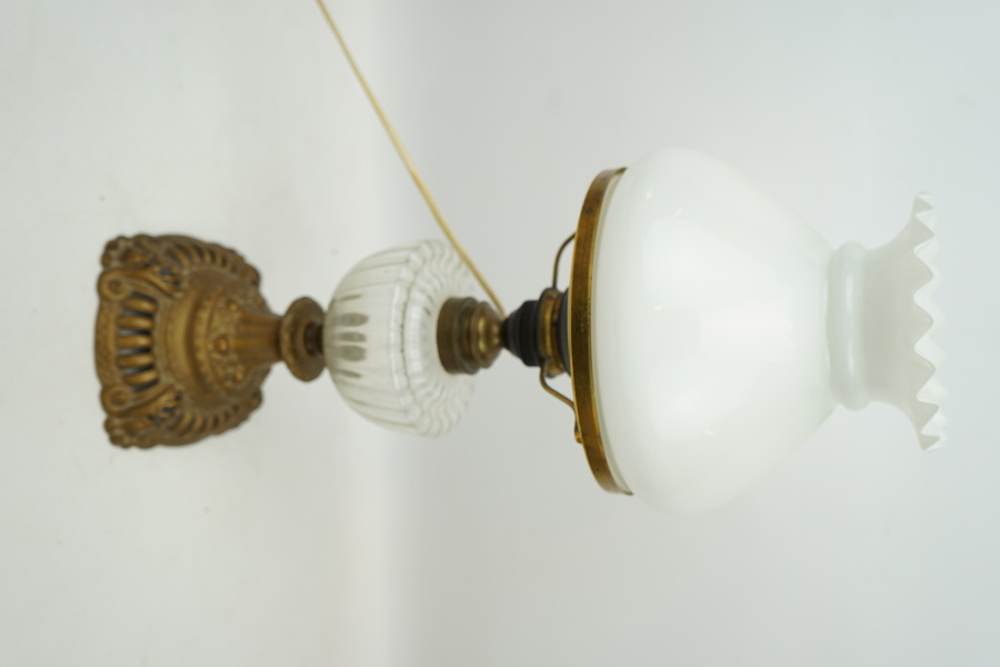 Bordsfotogenlamnpa, elektrifierad, mässing och glas, 1900-tal.