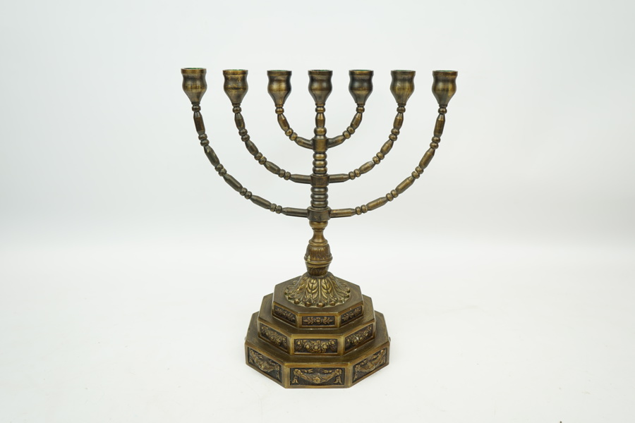 Ljusstake, menorah, 7-armad, patinerad mässing.