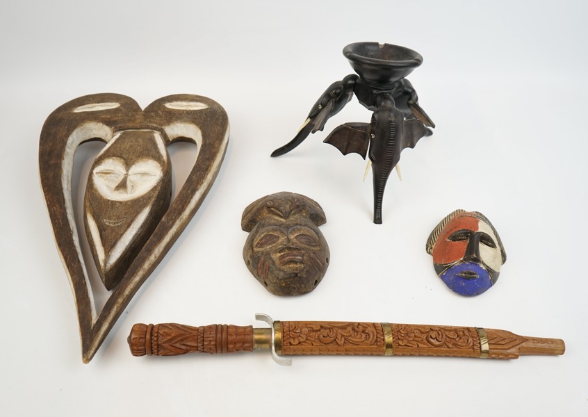 Masker, askfat, kniv m.m, 5 delar, trä, Afrika.