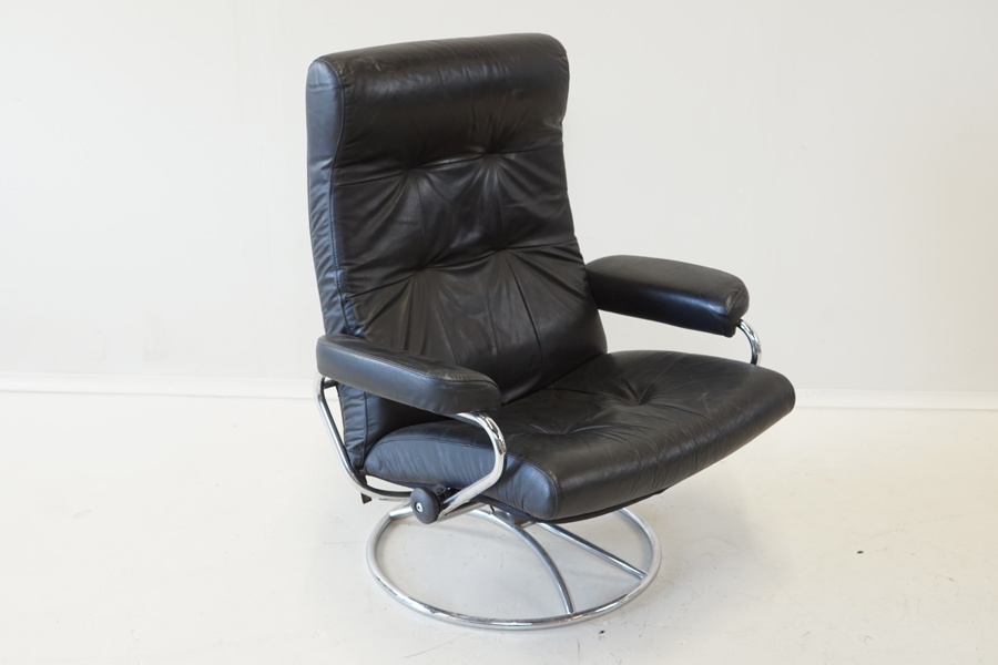 Fåtölj, skinn/krom, "Stressless", Ekornes, 1900-talets senare del.