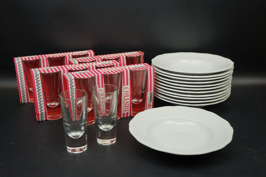 Glas och djupa tallrikar, 14+12 st, glas/porslin, bl.a "Hotel", Hutschenreuther, Tyskland.