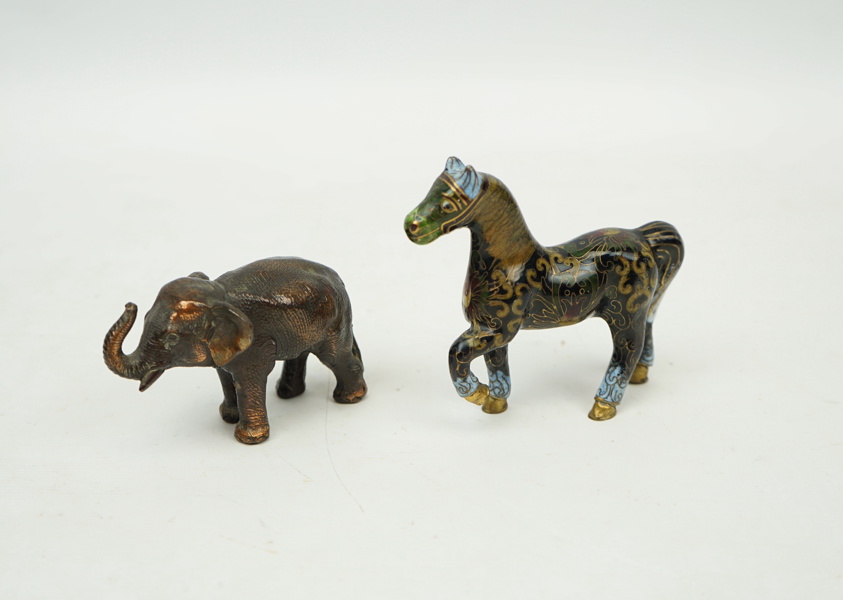 Figuriner, 2 st, cloisonne och patinerad metall.