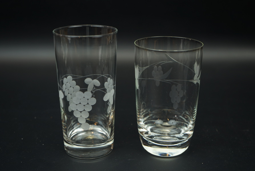 Grogglas, 12 st, 2 olika modeller, slipad dekor, 1900-tal.