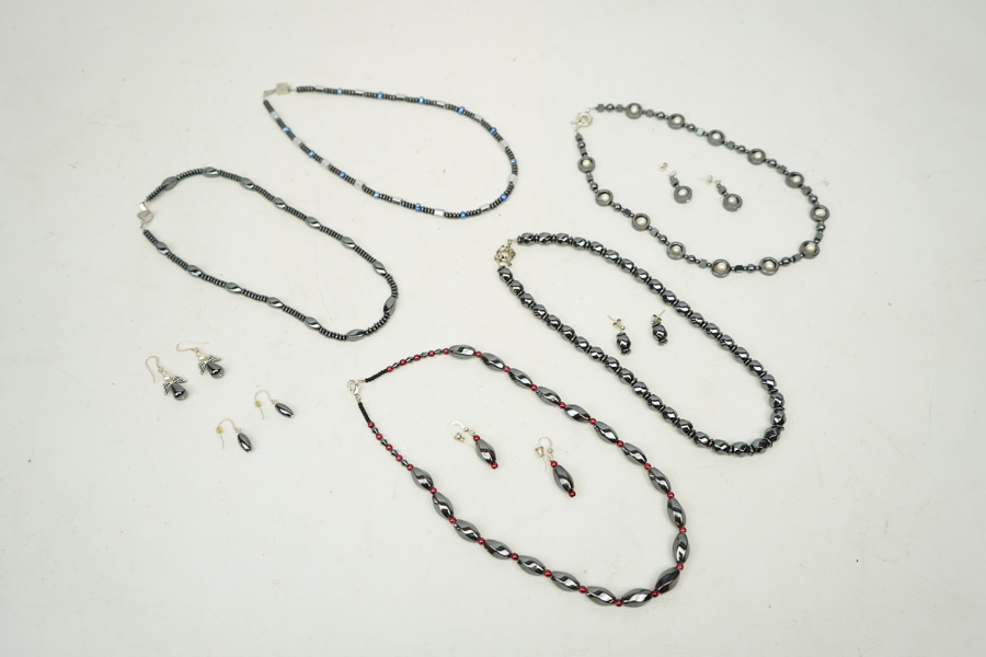5 collier och 5 par örhängen, hematit.