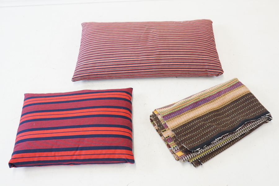 Kuddar och stenbordsduk, textil, allmogestil.