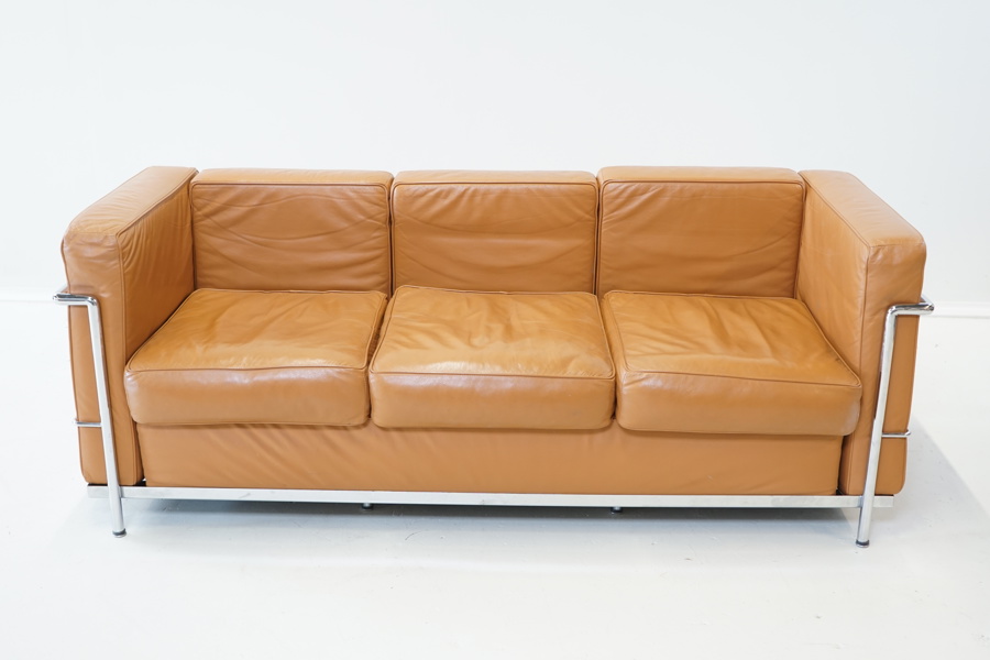 Soffa, cognacsfärgat skinn och krom, replika efter "LC2" av Le Corbusier, 1900/2000-tal.