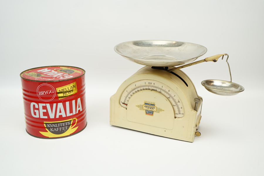 Hushållsvåg, 10 kg, Ticka, samt oöppnad kaffeburk.