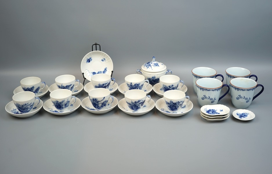 Servisdelar, 20 st, porslin, ''Blå blomst'', Royal Copenhagen och ''Ostindia'', Rörstrand.