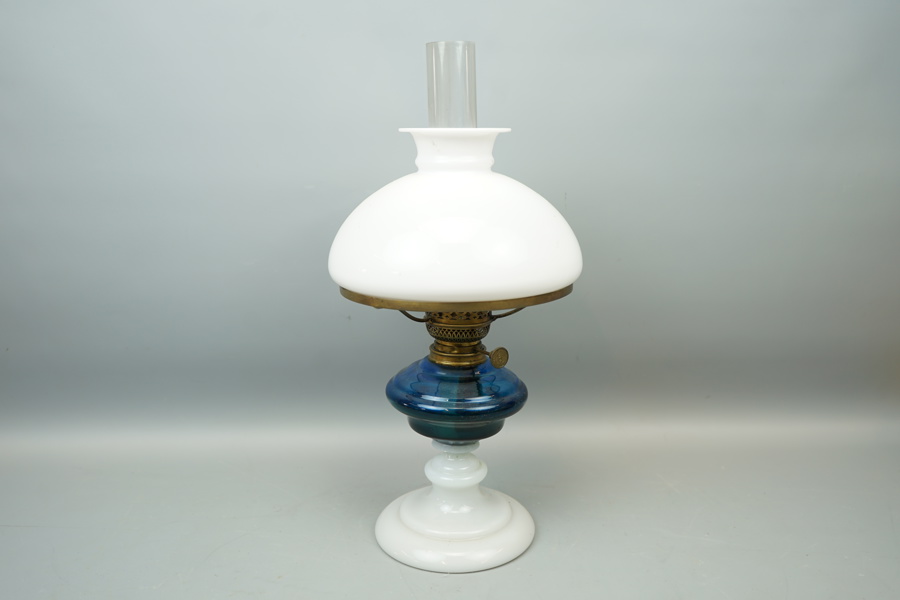 Bordsfotogenlampa, glas/mässing, 1900-tal.