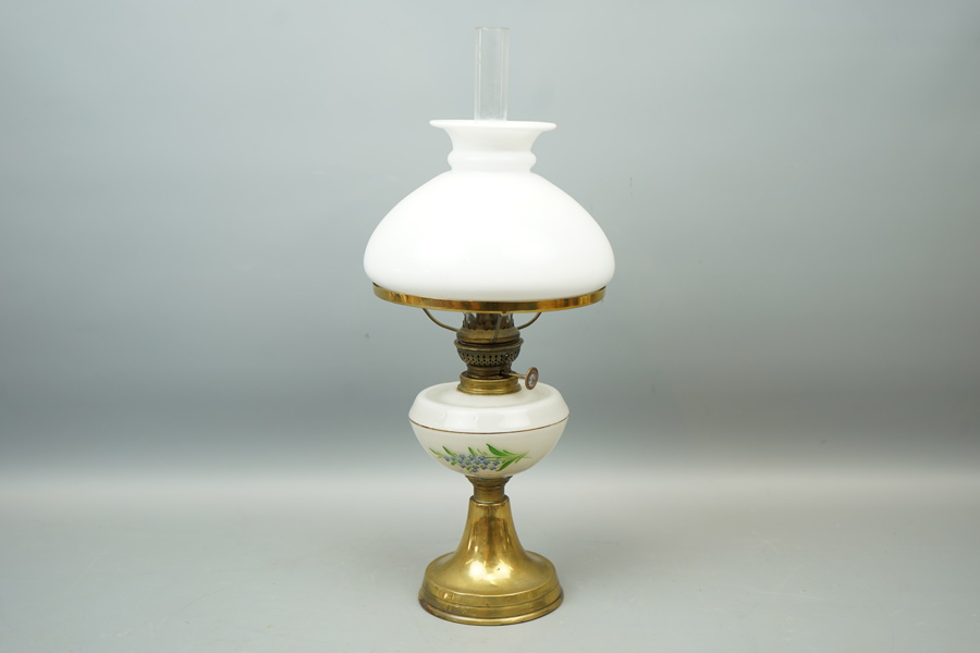 Bordsfotogenlampa, glas/mässing, 1900-tal.