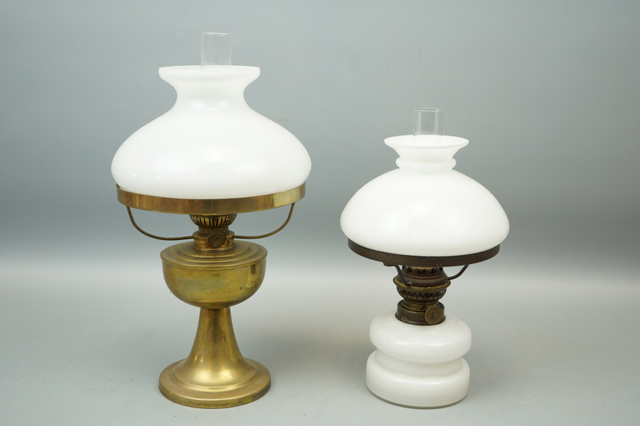 Bordsfotogenlampor, 2 st, glas/mässing, 1900-tal.