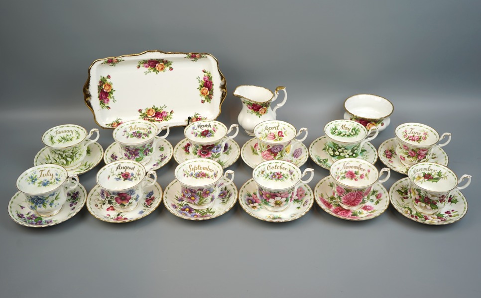 Kaffeservis, 15 delar, benporslin, ''Flower of the month Series'', Royal Albert, England.