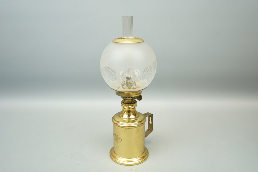 Bords/väggfotogenlampa, mässing/glas, E.S. Sörensen, Danmark,1900-talets andra hälft.