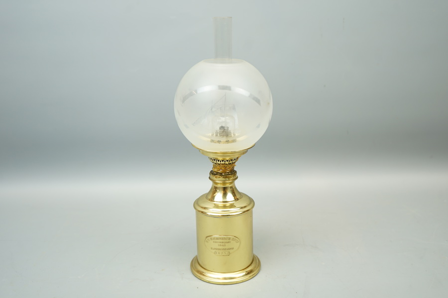 Bords/väggfotogenlampa, mässing/glas, G V Harnisch Eftf, Köpenhamn, Danmark,1900-talets andra hälft.