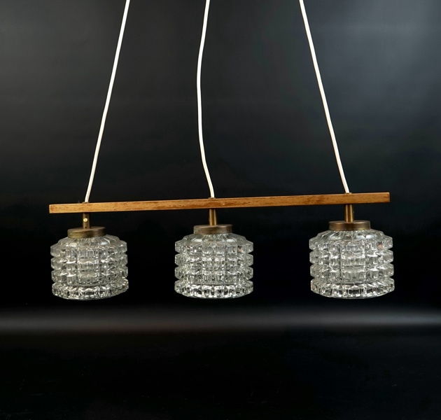 Taklampa, glas/teak, 1900-talets andra hälft.
