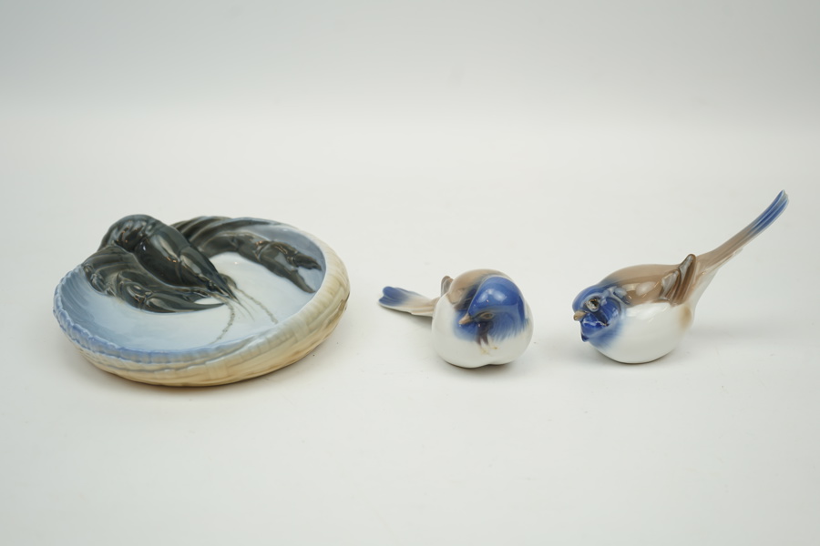 Skålfat och 2 figuriner, fåglar, porslin, Royal Copenhagen och Bing & Gröndahl.
