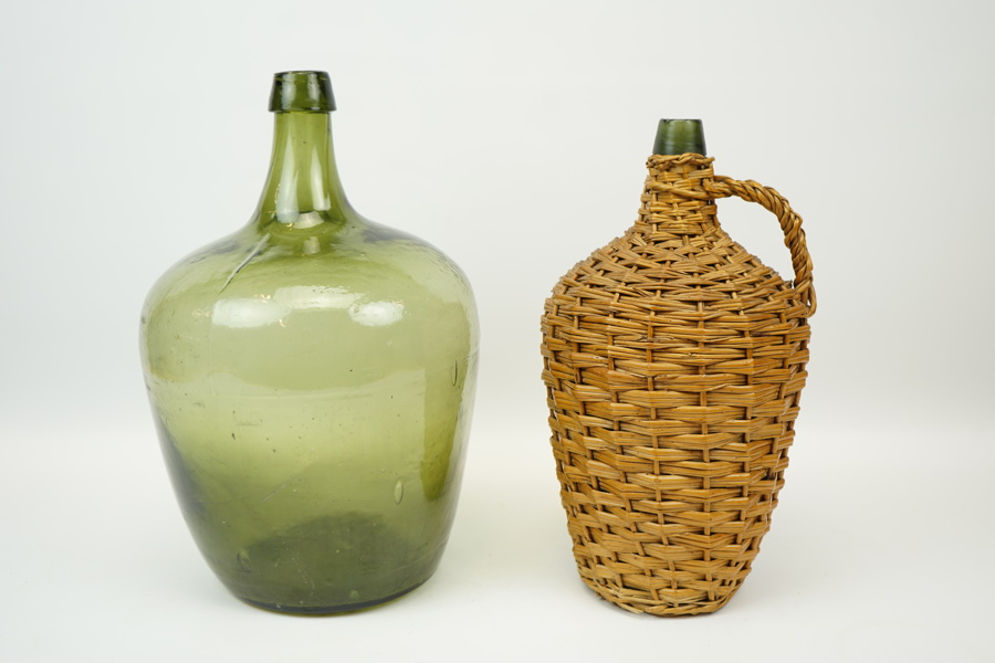 Damejeanner, 2 st, glas, en i korg.